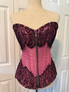 NWT Daisy Corsets Top Drawer Pink Brocade Corset W/Black EyelashLace Sz M